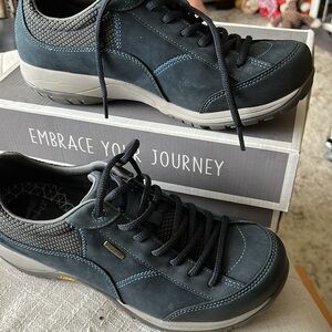 Size 9 danskin waterproof shoes great for long walks when traveling navy color